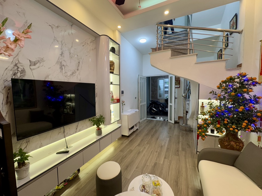TRUNG TÂM SÀI ĐỒNG, NHÀ DÂN XÂY, OTO ĐỖ CỔNG, FULL NỘI THẤT NHẬP KHẨU